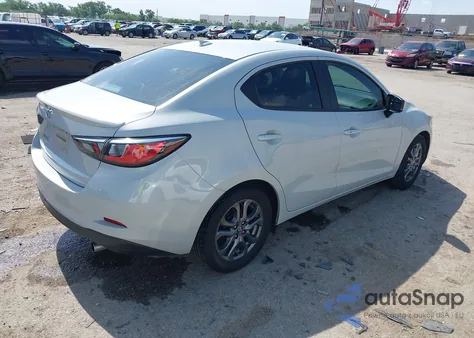 2020 Toyota Yaris Le z USA, uszkodzony, nr VIN 3MYDLBYV9LY712376